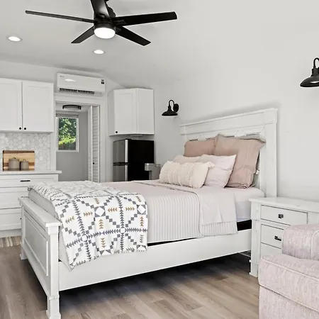 Magic Mountain 4 Bedroom 3 Bath Escape Modern Home
